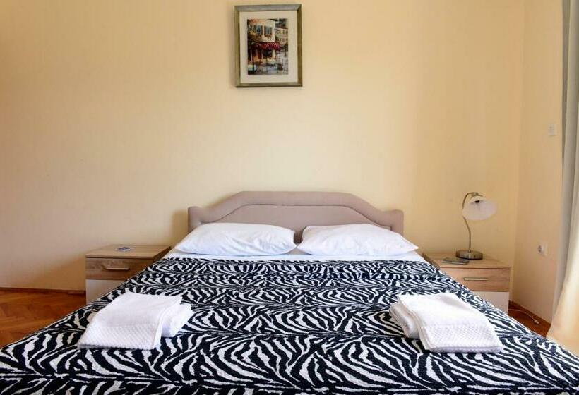 اتاق استاندارد سه تخته با بالکن, Sobe Tivat