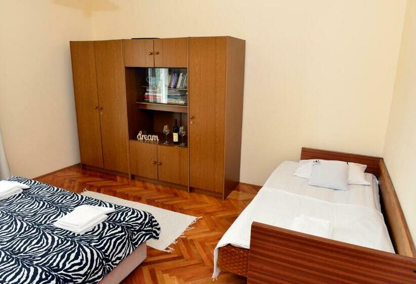 اتاق استاندارد سه تخته با بالکن, Sobe Tivat