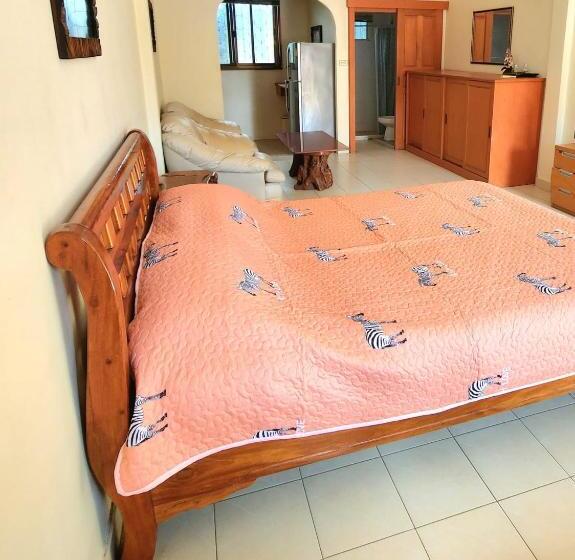 스탠다드 스튜디오, Happy Valley Pattaya