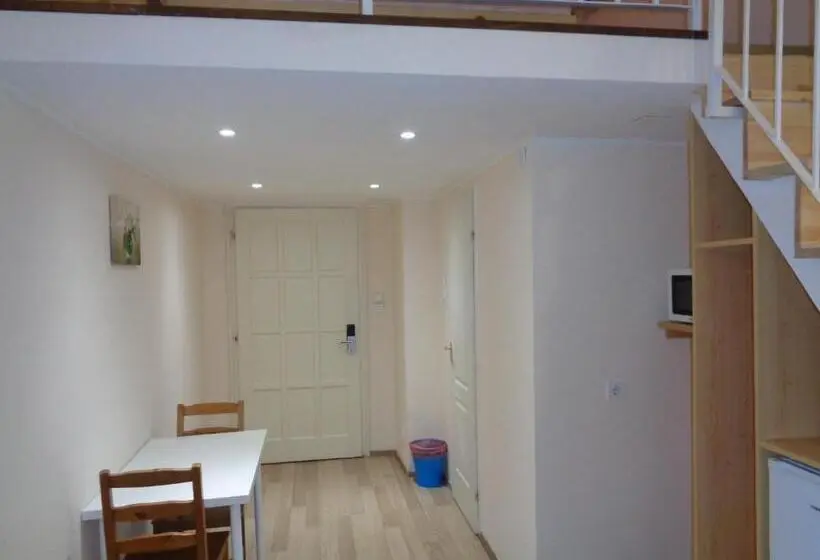 اتاق استاندارد با چشم‌انداز باغ, Loft House Budapest