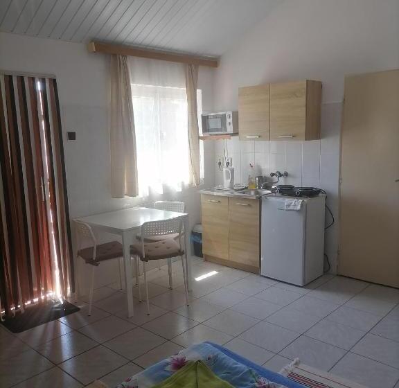 استودیو خانوادگی, Ubytovanie Harmony House