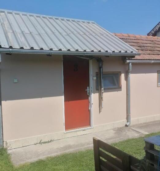 اتاق لوکس, Ubytovanie Harmony House