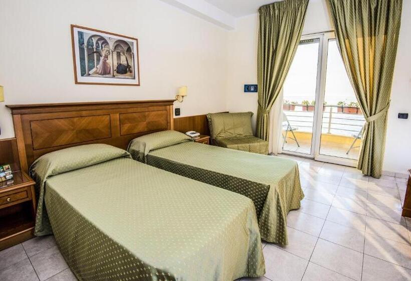 חדר סטנדרט לארבעה, Grand Hotel Victoria