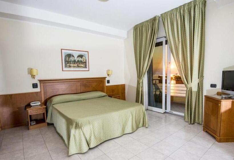 סוויטה נוף לים, Grand Hotel Victoria