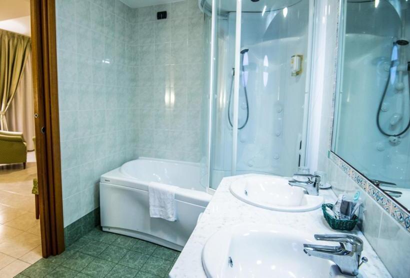 סוויטה נוף לים, Grand Hotel Victoria