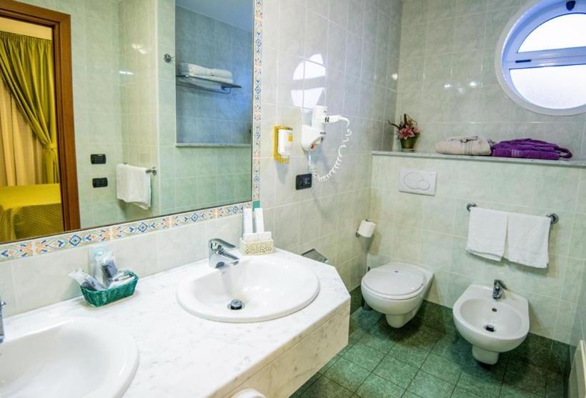 סוויטה נוף לים, Grand Hotel Victoria