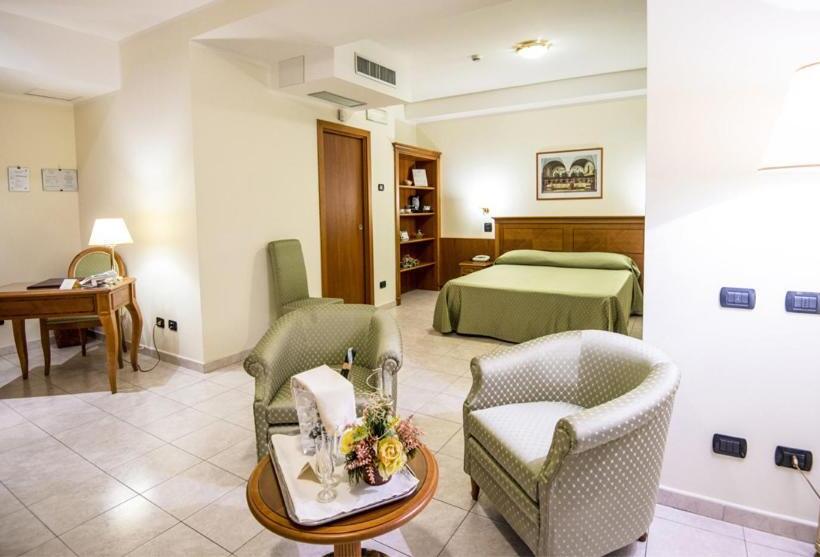 סוויטה נוף לים, Grand Hotel Victoria