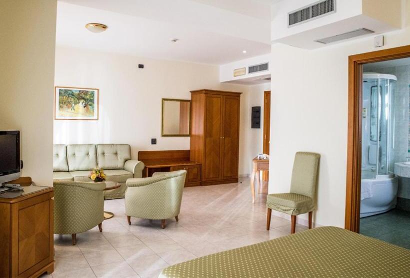 סוויטה נוף לים, Grand Hotel Victoria