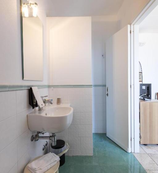 غرفة قياسية مطلّة علي البحر, Castello Monticello