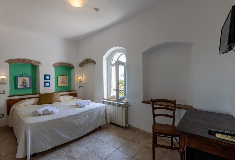 غرفة قياسية مطلّة علي البحر, Castello Monticello