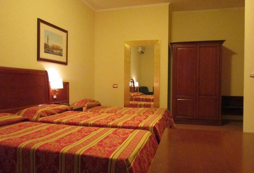 标准三人间, Due Pini