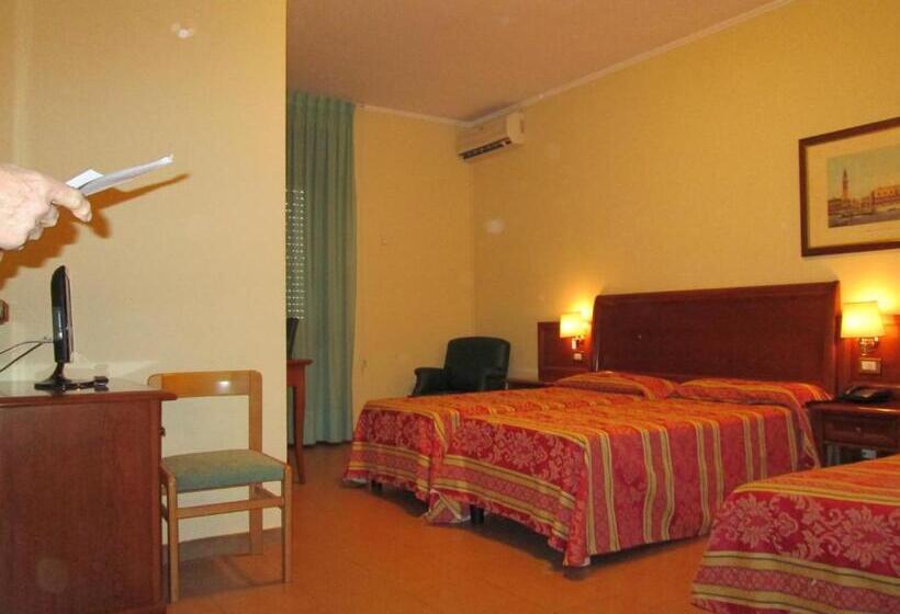 标准三人间, Due Pini