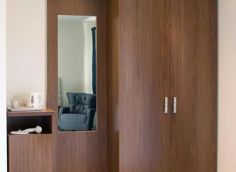 Chambre Triple Deluxe, Electra