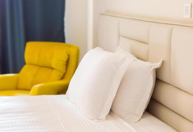 חדר דלוקס לשלושה, Electra