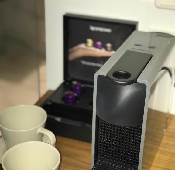 חדר דלוקס לשלושה, Electra