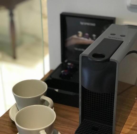 חדר דלוקס לשלושה, Electra