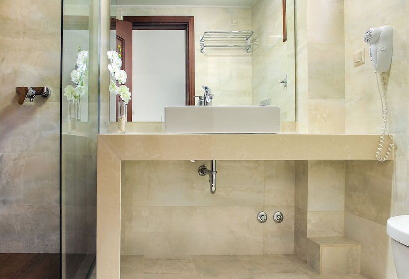 חדר סופריור לשלושה, Electra