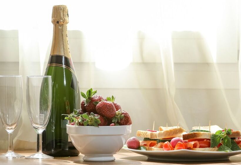 חדר סופריור לשלושה, Electra