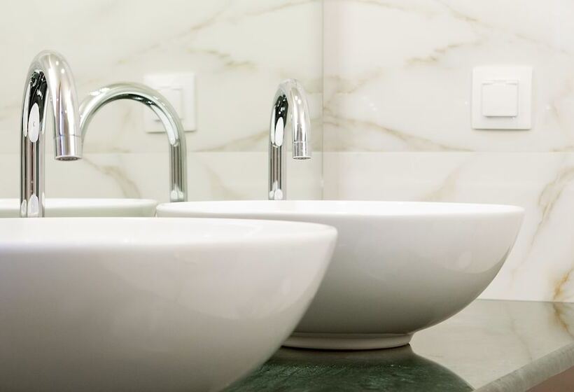 חדר דלוקס לשלושה, Electra