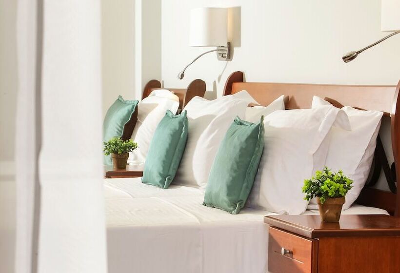 חדר סופריור לשלושה, Electra