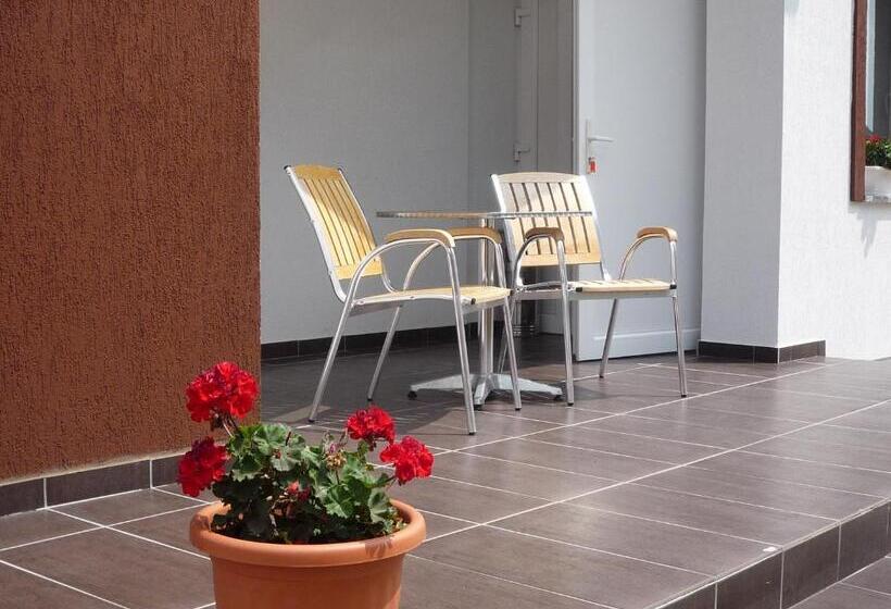 غرفة قياسية, Mórafészek Vendégház