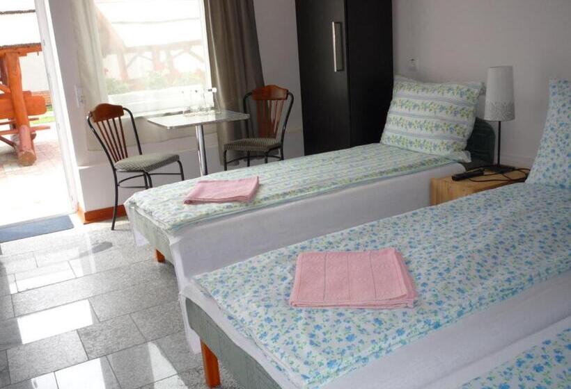 غرفة قياسية ثلاثية, Mórafészek Vendégház