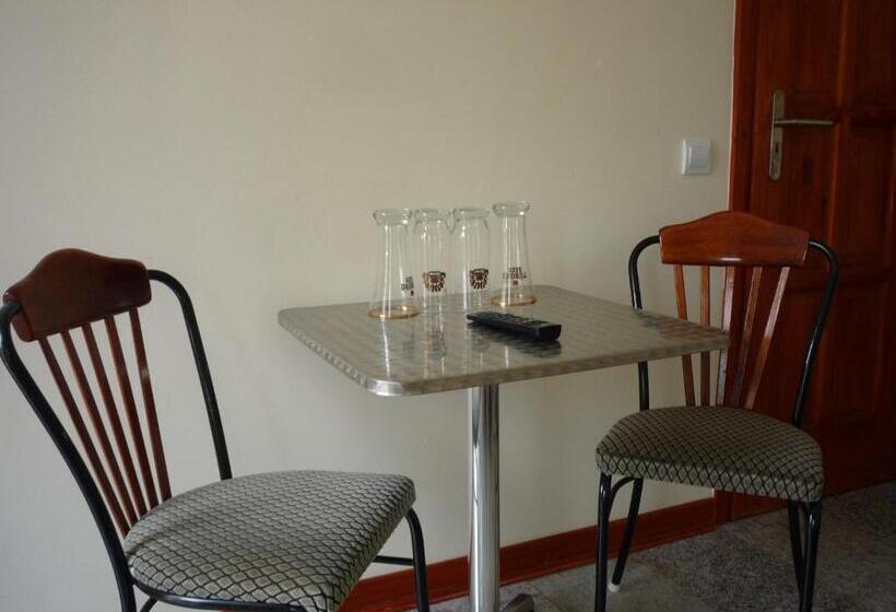 غرفة قياسية ثلاثية, Mórafészek Vendégház