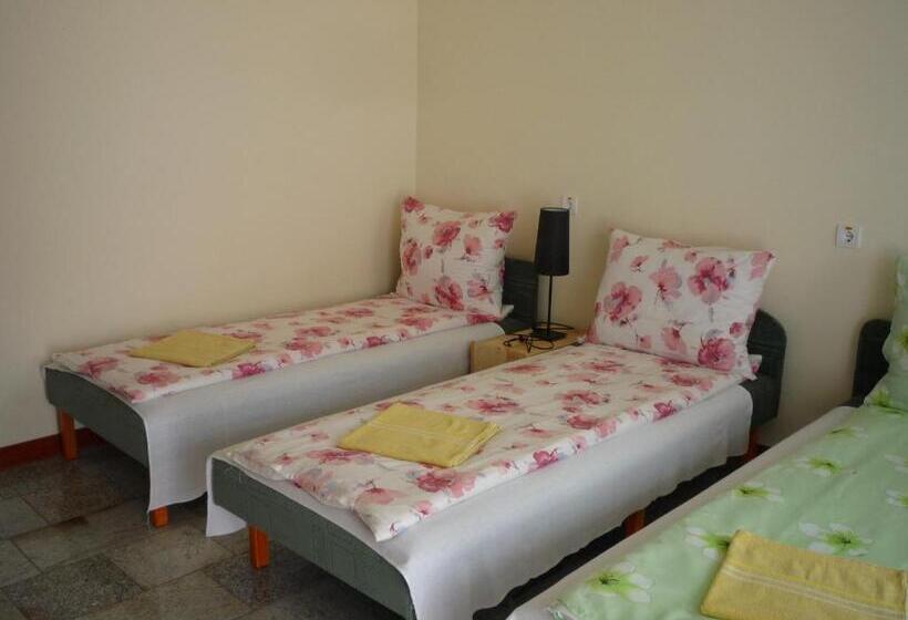 غرفة قياسية ثلاثية, Mórafészek Vendégház