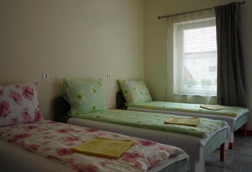 غرفة قياسية ثلاثية, Mórafészek Vendégház