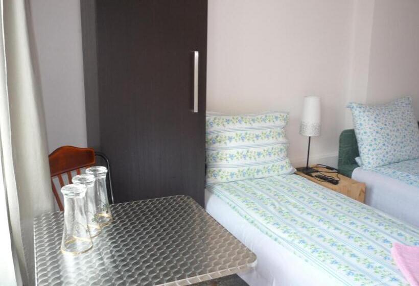 غرفة قياسية ثلاثية, Mórafészek Vendégház