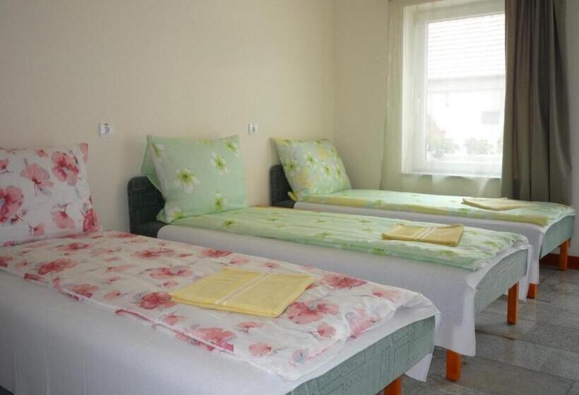 غرفة قياسية رباعية, Mórafészek Vendégház