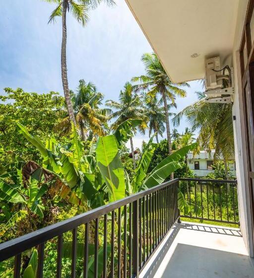 Трехместный Номер Стандарт с Балконом, The Atrium Hiriketiya