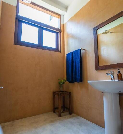 Трехместный Номер Стандарт с Балконом, The Atrium Hiriketiya