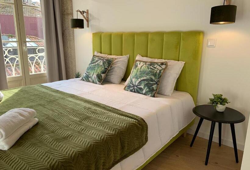 سوییت سوپریور, Lost Inn Porto Hostel