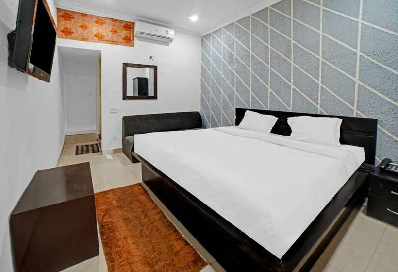 デラックスルーム, Capital O Convivial Hotel Amit Regency