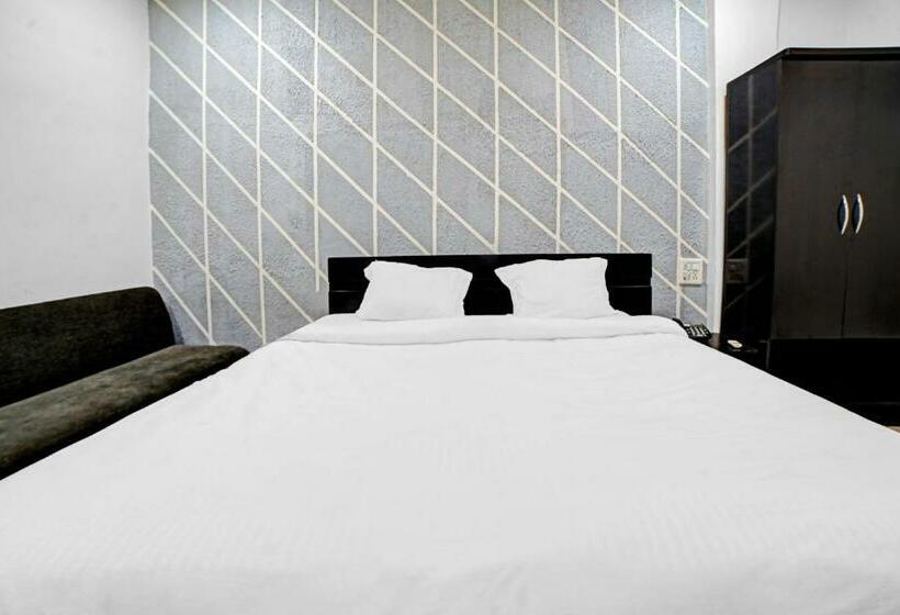 デラックスルーム, Capital O Convivial Hotel Amit Regency