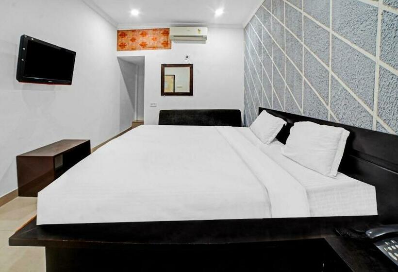 デラックスルーム, Capital O Convivial Hotel Amit Regency