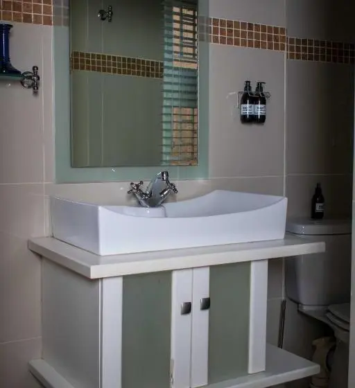 اتاق اکونومی, Tengo Guest House