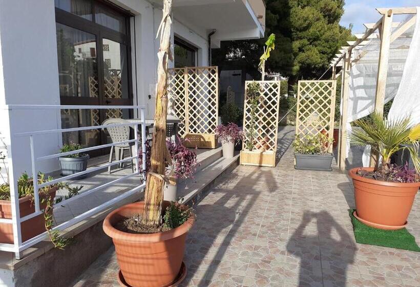 חדר בסיסי לשלושה, B&b Il Girasole