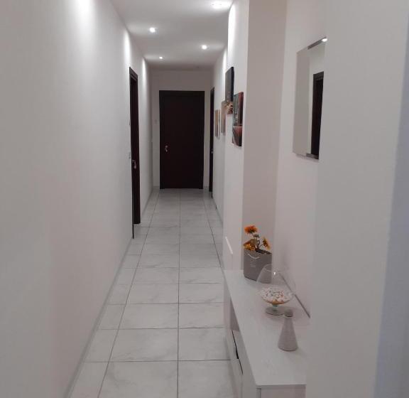 חדר בסיסי לשלושה, B&b Il Girasole