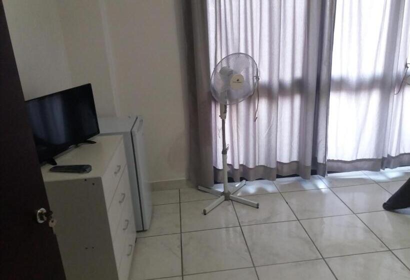 חדר בסיסי לשלושה, B&b Il Girasole