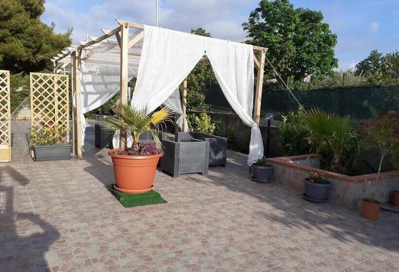 חדר בסיסי לשלושה, B&b Il Girasole