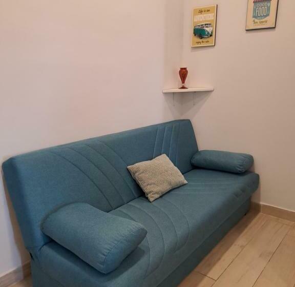 اتاق استاندارد سه نفره, Civico85