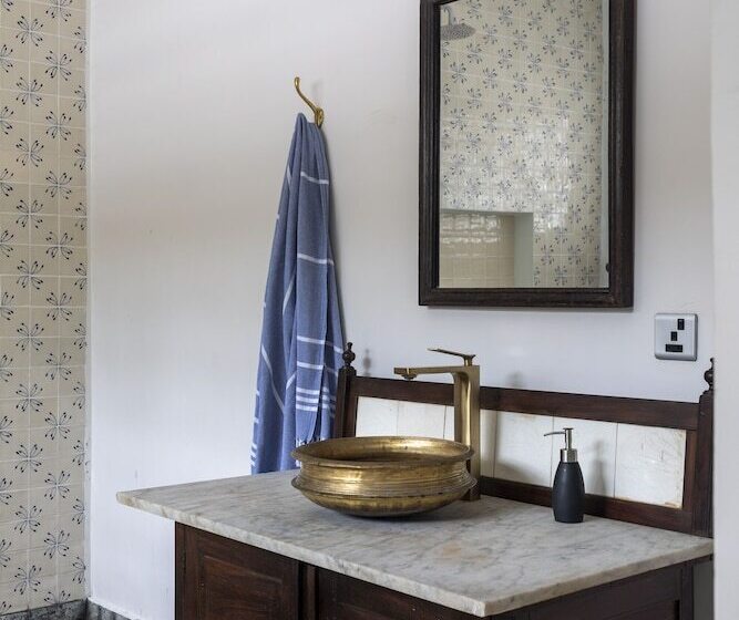 غرفة قياسية, Halcyon Mawella