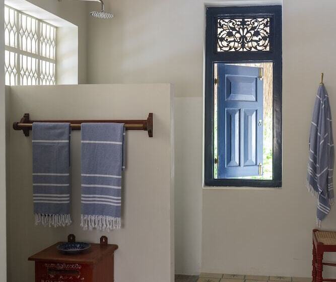 غرفة عائلية, Halcyon Mawella