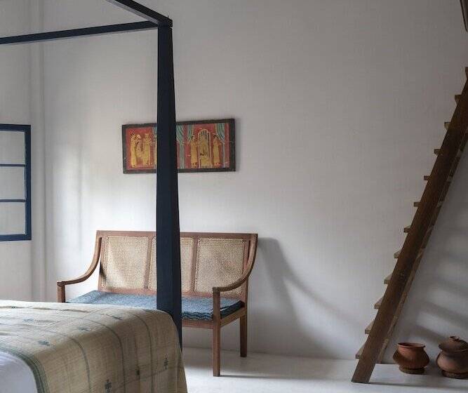 غرفة عائلية, Halcyon Mawella