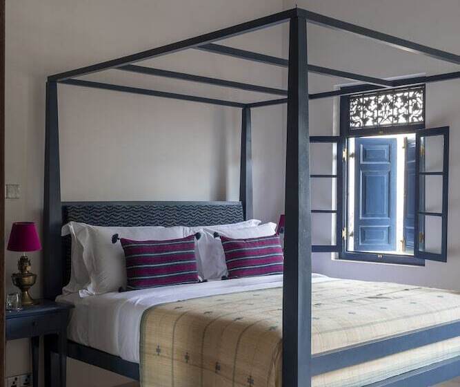 غرفة عائلية, Halcyon Mawella