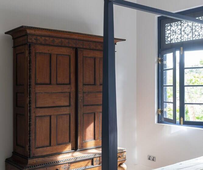 غرفة عائلية, Halcyon Mawella