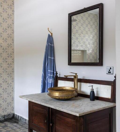 غرفة قياسية, Halcyon Mawella