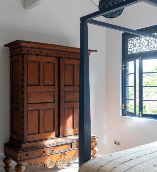 غرفة قياسية ثلاثية, Halcyon Mawella